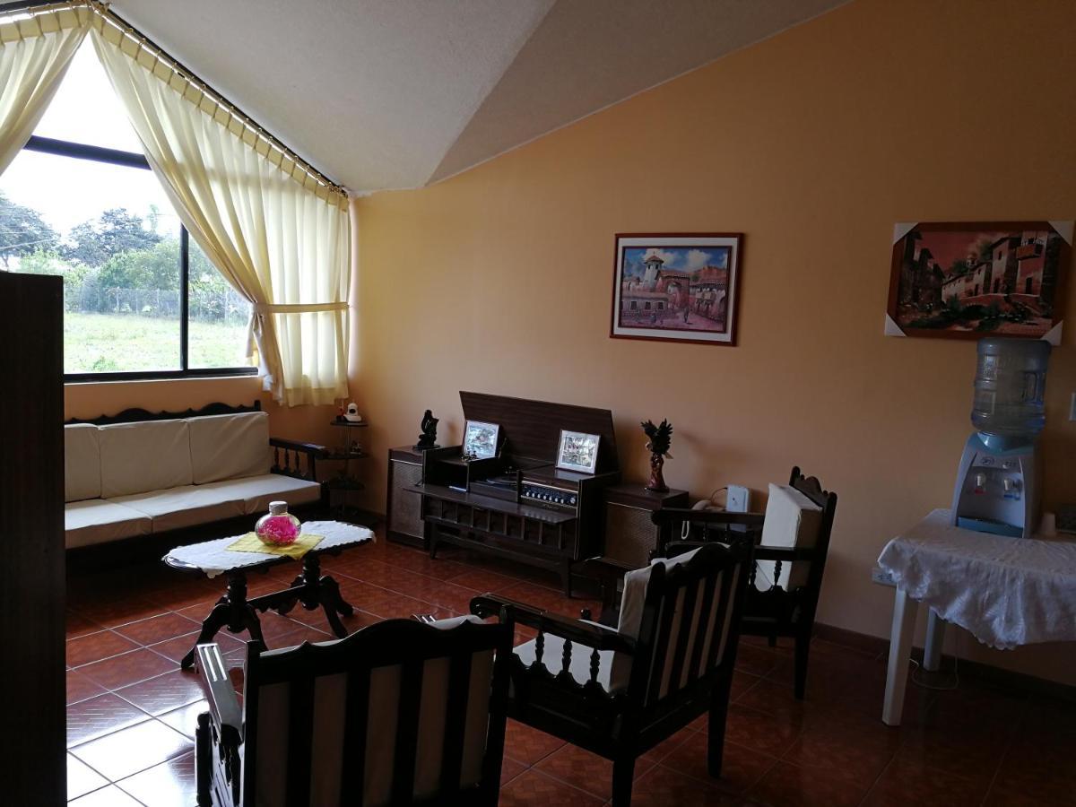 Chapelet Hostal Tababela Exterior photo