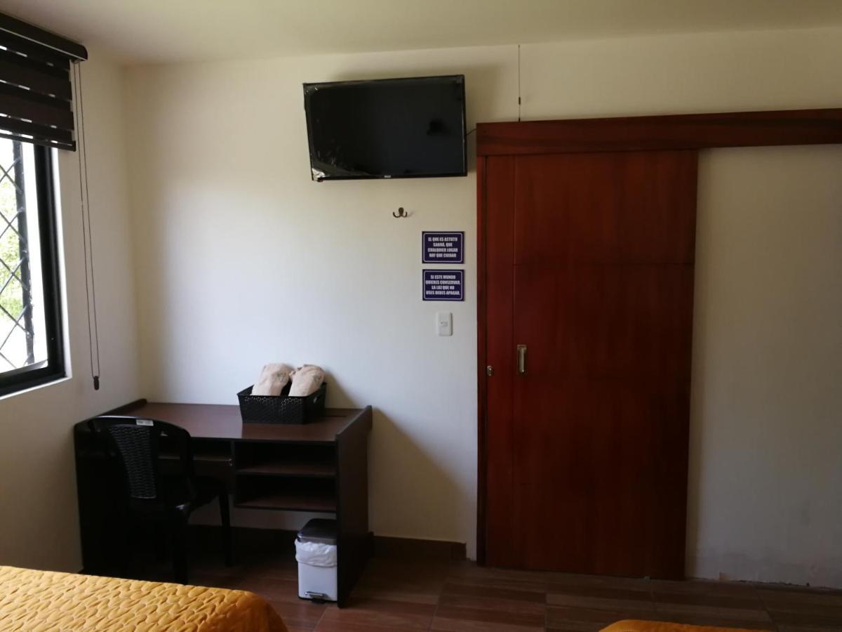 Chapelet Hostal Tababela Exterior photo