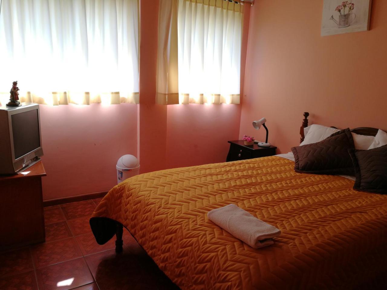 Chapelet Hostal Tababela Exterior photo