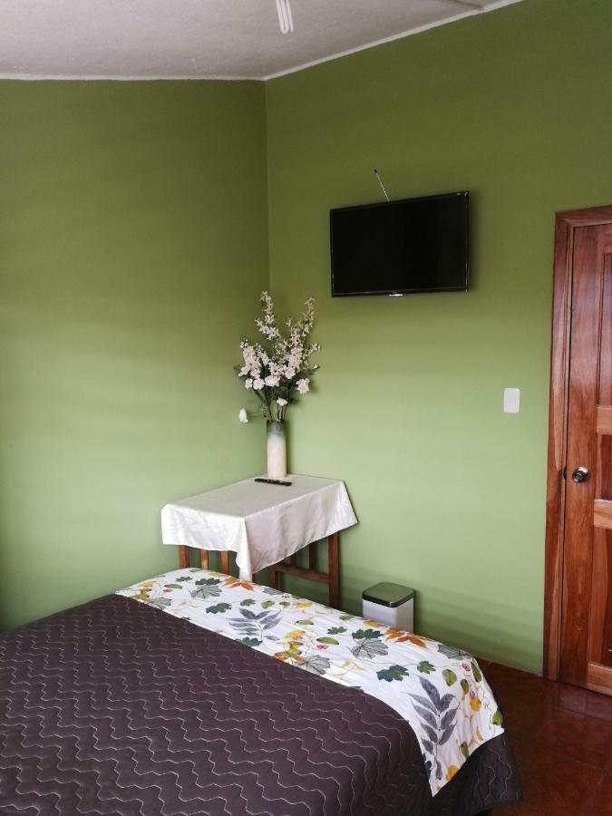 Chapelet Hostal Tababela Exterior photo